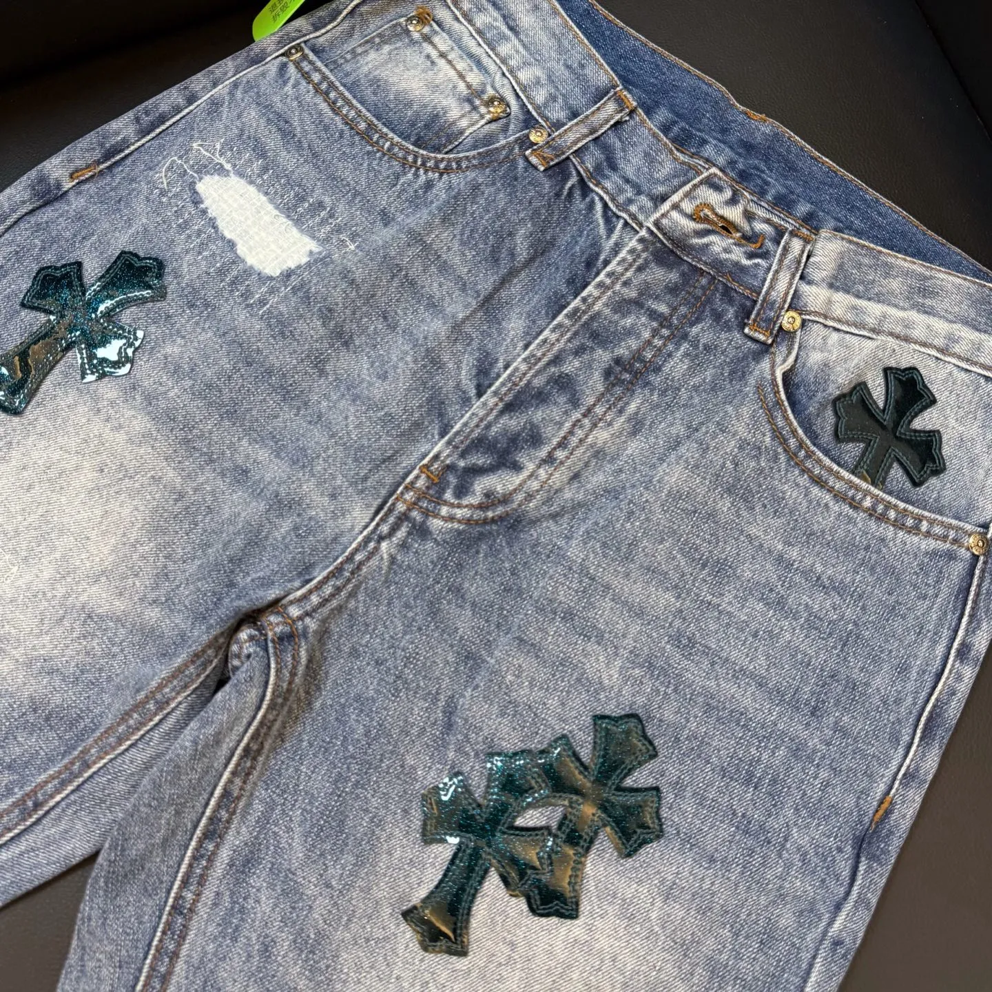 P300 style number: D353 ⭐️Chromehearts washed blue ripped starry sky🌃leather jeans ceiling-level jeans hard to find at the counter‼ ️About Zangyin✅This is an extremely luxurious fashion brand that can also be called the aristocracy of the high street. It has always been an exclusive brand for some hipsters or rich second generations. The color of this model is already very eye-catching by using a unique washed material. It is decorated with pink patch cross flowers, which cleverly highlights the charm of the brand. Secondly, this model adopts a classic high-waist cut design, which highlights the long legs and fashionable temperament of the upper body. The brand is highly recognizable and the slim-fitting configuration is more suitable for daily wear. The personality will be fashionable and the specifications can be seen at a glance. Materials and technology ✅ Needless to say, this point goes without saying. As an excellent craftsman brand, Zangyin's requirements for details and craftsmanship are really perfect. The washed color of this model has gone through a lot of processes, not to mention the embellishment of the denim appliqués. It is also purely handmade and sewn. Just like what they believe in, only handmade things have soul and have the meaning of wearing. A top-notch heavy-duty fashionable denim item, recommended by both hands‼ ️ Size: 28, 30, 32, 34, 36 (S-XXL) Color: Washed light blue Size reference: Pants length 100 102 104 106 106 Waist 72 76 80 84 88 Recommended weight S (about 110 pounds) M (about 120 pounds) L (about 140 pounds) XL (about 165) XXL (around 185)